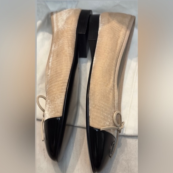 Chanel ballet flats in cream textured silk velvet, with black leather - Picture 4 of 5